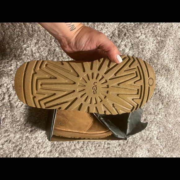 UGG Short Boots - Picture 2 of 4